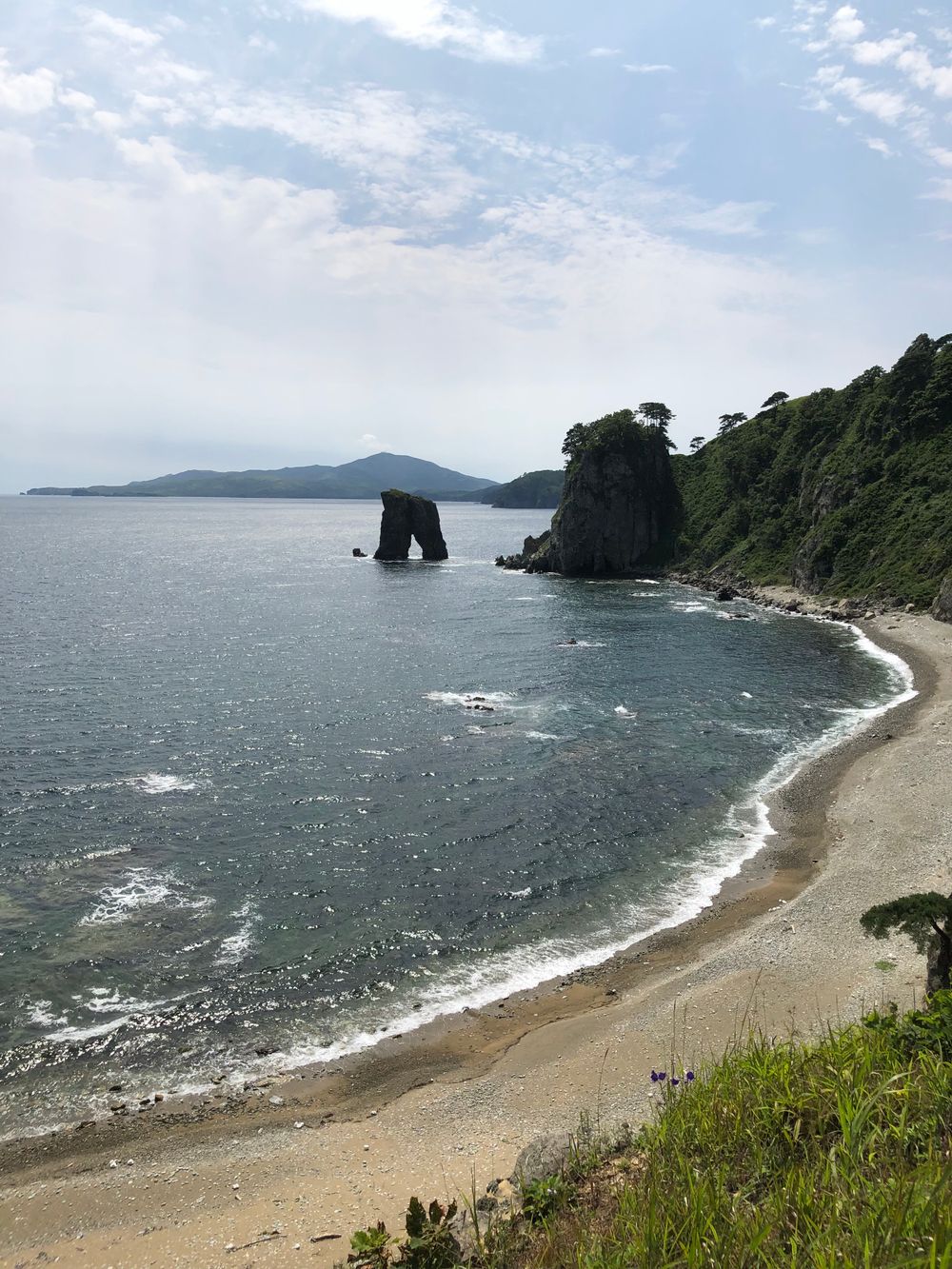 緑の岬と海が見渡せる海岸