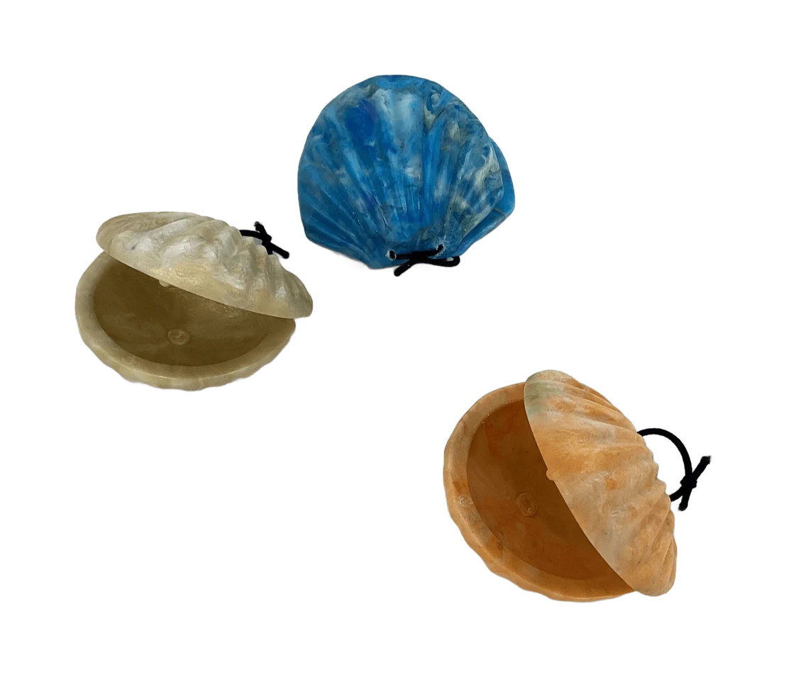 貝殻の形をした海洋プラスチックのカスタネット（白・青・オレンジ）