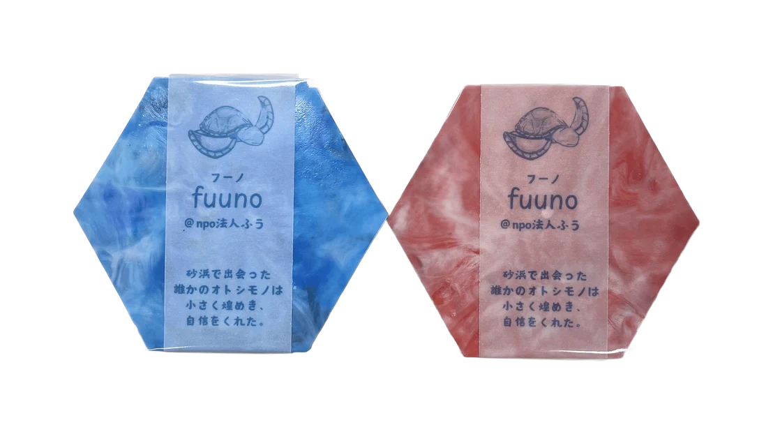 海洋プラスチックから作った六角形のコースター（青と赤）
