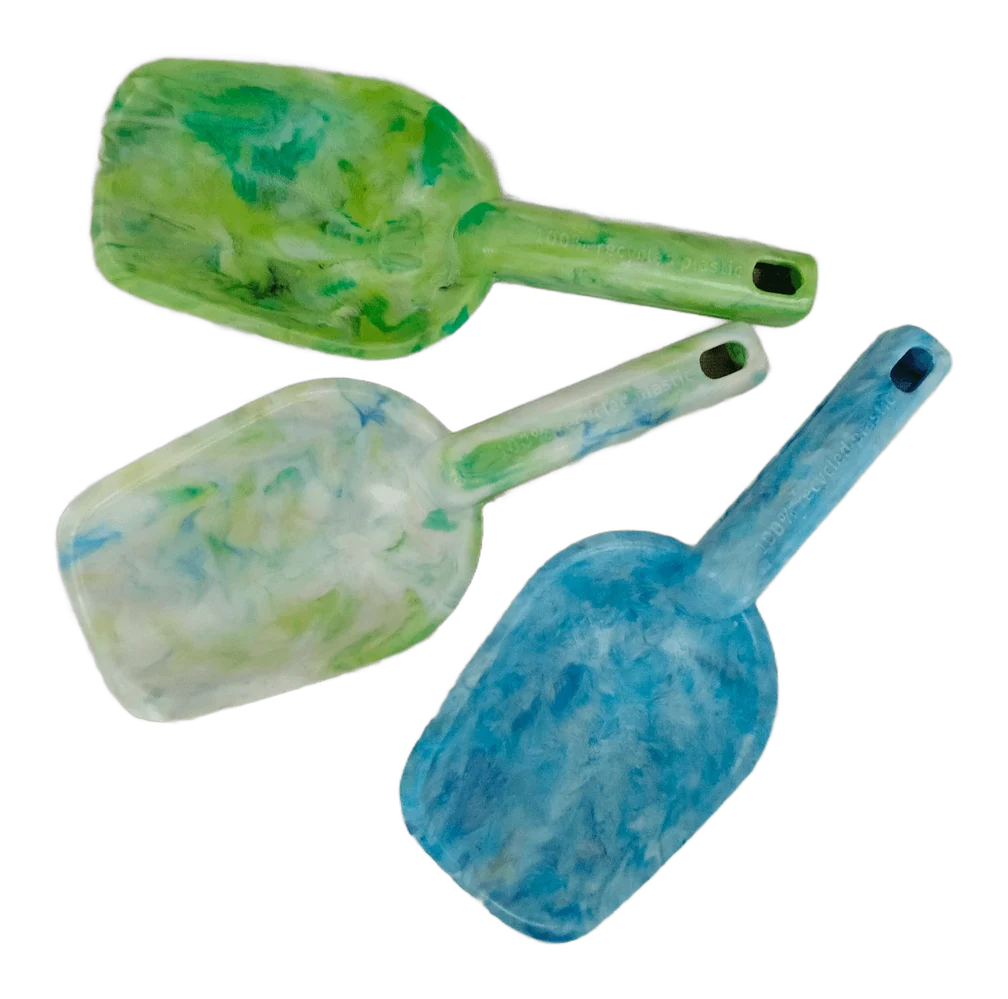 海洋プラスチックから作ったスコップ